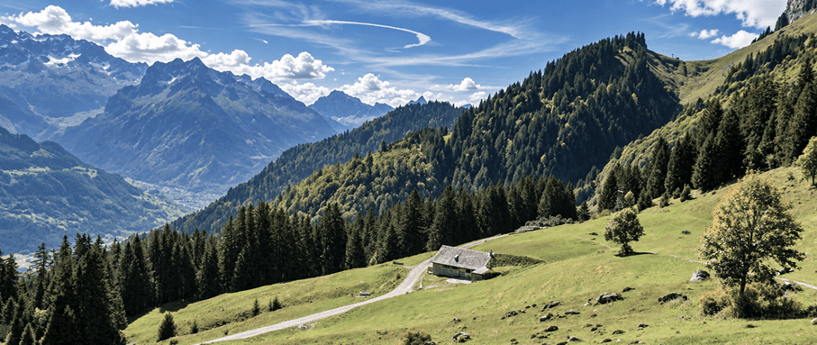 Die Steinkegel sind Teil der Landschaft rund um die Alp Hinteraltschen. Wer den Ausflug fortsetzt, erlebt hier die ruhige Bergwelt rund um Amden mit ihren Wiesen, Felsen und eindrucksvollen Ausblicken. Die Kombination aus Wanderung, Natur und dem historischen Bauwerk macht den Ausflug zu einem Erlebnis, bei dem sich Landschaft und Geschichte auf besondere Weise verbinden.
