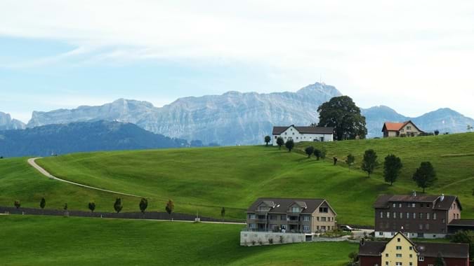 An verschiedenen Stellen öffnet sich der Blick über die hügelige Landschaft. Bei guter Sicht reicht das Panorama bis zum Alpstein und zum Bodensee.