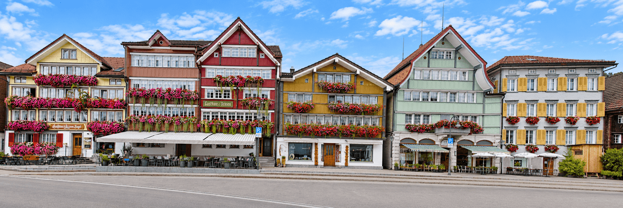 In Urnäsch erwarten dich traditionelle Häuser, gelebtes Brauchtum, feine regionale Spezialitäten und eine wunderschöne Landschaft gleich vor der Haustür. Ob du gemütlich durchs Dorf schlenderst, Appenzeller Tradition entdecken oder draussen unterwegs sein möchtest – Urnäsch macht Lust, einfach loszufahren und das Appenzellerland zu erleben.