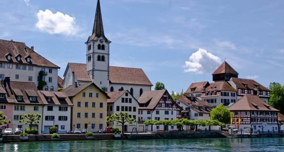 Diessenhofen ist ein kleines, mittelalterliches Städtchen direkt am Rhein zwischen Schaffhausen und Stein am Rhein, bekannt für seine gut erhaltene Altstadt und die malerische Flusslandschaft.