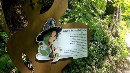 Besonders schön für Familien Holzfiguren entdecken, Memory spielen, eine kleine Pause am Grillplatz machen und dabei dem Bach entlang durch den Wald spazieren: Das Hexentöbeli bietet mehrere kleine Erlebnisse, die sich wunderbar miteinander verbinden lassen.