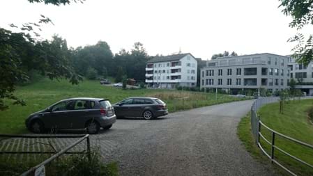 Besonders schön für Familien Holzfiguren entdecken, Memory spielen, eine kleine Pause am Grillplatz machen und dabei dem Bach entlang durch den Wald spazieren: Das Hexentöbeli bietet mehrere kleine Erlebnisse, die sich wunderbar miteinander verbinden lassen.