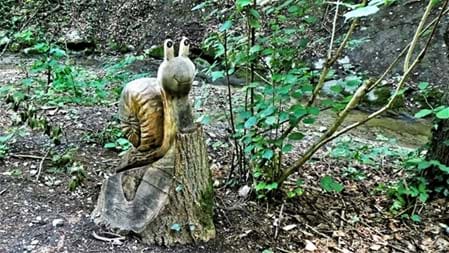 Entlang des Weges begegnen dir immer wieder neue Holzfiguren – unter anderem ein Bär, eine Eule, eine Schnecke und ein Fuchs. Auch ein Holzsessel mit Herz und fantasievolle Pilze gehören zur kleinen Waldwelt.