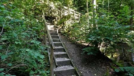 Kinderwagen: Der Weg ist mit Treppen und kleinen Brücklein versehen und deshalb nicht für Kinderwagen geeignet.