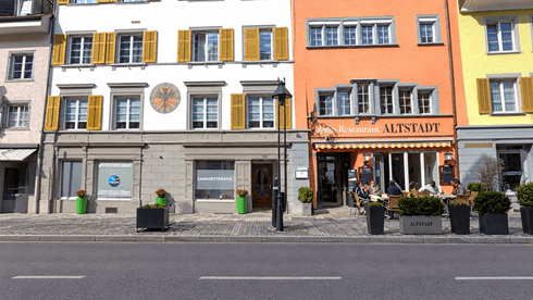 Beim Rundgang durch die Altstadt fallen immer wieder prächtige Bürgerhäuser und liebevoll erhaltene Fassaden auf. Manche Gebäude erzählen mit ihren Details noch heute von der Geschichte und dem früheren Leben in der Stadt. Wer aufmerksam durch die Gassen geht, entdeckt dabei immer wieder neue Blickwinkel und kleine Besonderheiten.