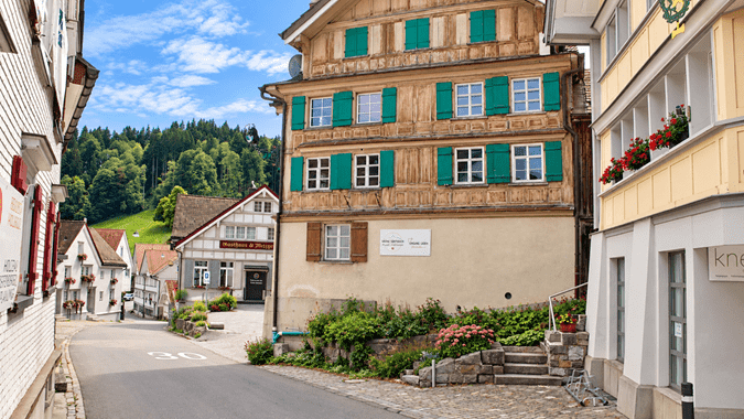 Das Zentrum lässt sich wunderbar zu Fuss entdecken. Statt einfach hindurchzugehen, lohnt es sich, den Blick immer wieder auf die Häuser und kleinen Details zu richten.