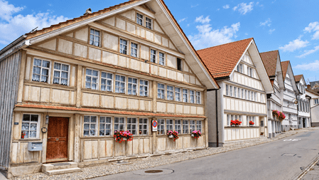 Traditionelle Appenzeller Häuser Schwellbrunn lebt von seinem besonderen Ortsbild. Entlang der Dorfstrassen stehen zahlreiche traditionelle Appenzeller Häuser mit ihren charakteristischen Fassaden, Fenstern und liebevollen Details.