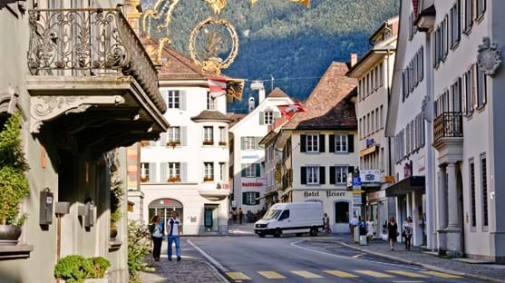 Historischer Dorfkern Im Zentrum von Altdorf treffen Geschichte und heutiges Dorfleben aufeinander. Historische Gebäude, gemütliche Gassen und gepflegte Plätze prägen das Ortsbild. Bei einem Spaziergang durch den Dorfkern kannst du dir Zeit nehmen, die verschiedenen Häuser und ihre Details zu entdecken.