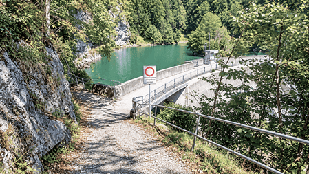 Der Staudamm bei Muslen ist ein interessantes Ziel für einen Spaziergang durch die abwechslungsreiche Landschaft rund um Amden.