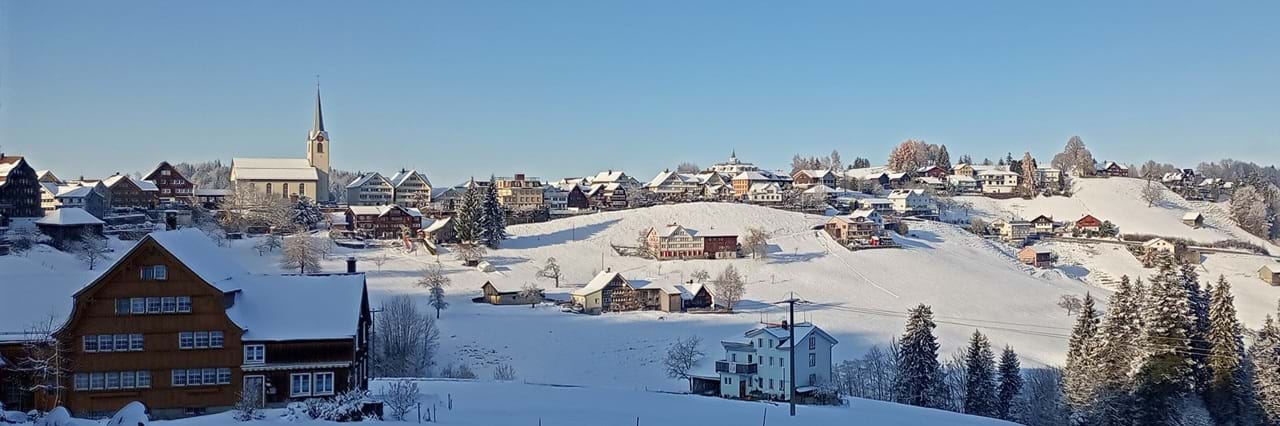 Hoch über dem Appenzellerland liegt Schwellbrunn auf rund 972 Metern über Meer. Das schmucke Dorf begeistert mit seinen traditionellen Häusern, dem historischen Ortsbild und einer Aussicht, die über die sanften Hügel bis zum Alpstein und Bodensee reicht. 2017 wurde Schwellbrunn zum schönsten Dorf der Schweiz gewählt. Wer durch das Dorf spaziert, versteht schnell warum: Hier treffen Appenzeller Tradition, gepflegte Häuser, gelebtes Brauchtum und eine wunderschöne Landschaft aufeinander.