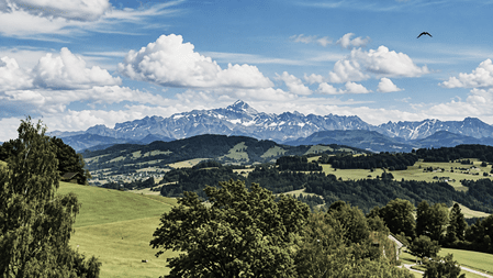 Der Panoramaweg Kirchberg ist ein gemütlicher Rundweg von rund 2,8 Kilometern und führt durch die abwechslungsreiche Landschaft rund um Kirchberg SG. Der Weg beginnt und endet im Dorf und eignet sich gut für einen entspannten Spaziergang. Unterwegs öffnen sich immer wieder schöne Ausblicke auf die Umgebung. Eine kleine Wanderung, bei der man nicht weit gehen muss, um draussen unterwegs zu sein und die Landschaft rund um Kirchberg kennenzulernen.