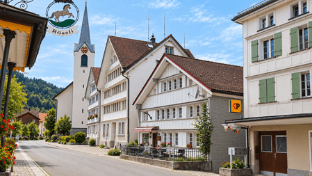 Traditionelle Appenzeller Häuser Schwellbrunn lebt von seinem besonderen Ortsbild. Entlang der Dorfstrassen stehen zahlreiche traditionelle Appenzeller Häuser mit ihren charakteristischen Fassaden, Fenstern und liebevollen Details.