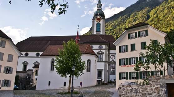 Weitere Sehenswürdigkeiten Beim Rundgang durch Altdorf gibt es noch einiges mehr zu entdecken. Historische Gebäude, Brunnen, Kirchen und weitere Plätze erzählen ihre eigenen Geschichten und machen den Spaziergang abwechslungsreich. Am besten lässt du dich ohne allzu festen Zeitplan durch das Zentrum treiben – so entdeckst du vielleicht auch das eine oder andere Detail abseits der bekannten Sehenswürdigkeiten.