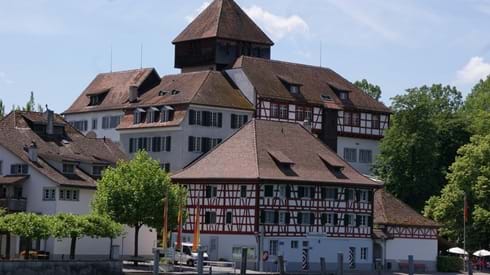 Auch von der einstigen Stadtbefestigung sind in Diessenhofen noch Spuren erhalten. Ein besonderes Beispiel ist der Unterhof, eine ehemalige Burganlage direkt am Rhein. Das historische Gebäude erinnert an die wehrhafte Vergangenheit der Stadt und verbindet Geschichte heute mit Genuss: Im Unterhof befindet sich ein Restaurant, das sich ideal für eine gemütliche Einkehr während des Ausflugs eignet.