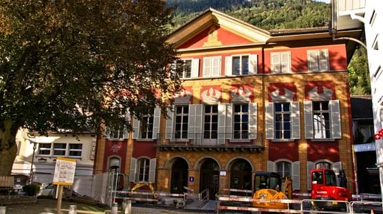 Tellspielhaus Das Tellspielhaus erinnert daran, welch grosse Bedeutung die Geschichte von Wilhelm Tell für Altdorf und den ganzen Kanton Uri hat. Hier werden die Tellspiele aufgeführt, die die bekannte Geschichte rund um den Schweizer Nationalhelden auf die Bühne bringen. Auch ausserhalb der Aufführungen ist das Gebäude ein interessanter Bestandteil des historischen und kulturellen Altdorf.