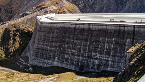 Grande Dixence Schon beim ersten Blick auf die Grande Dixence wird klar, wie gewaltig dieses Bauwerk ist. Die riesige Staumauer steht mitten in einer beeindruckenden Bergwelt und lässt einen staunen, wie Mensch und Natur hier aufeinandertreffen. Rund um den Stausee gibt es zudem schöne Wege, auf denen sich die Landschaft in aller Ruhe entdecken lässt.