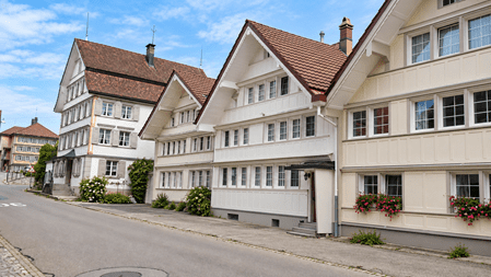 Traditionelle Appenzeller Häuser Schwellbrunn lebt von seinem besonderen Ortsbild. Entlang der Dorfstrassen stehen zahlreiche traditionelle Appenzeller Häuser mit ihren charakteristischen Fassaden, Fenstern und liebevollen Details.